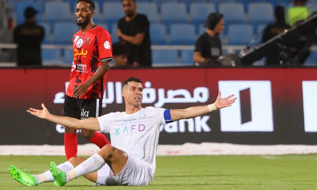 Báo Anh: 'Ronaldo dọa rời Arab Saudi'