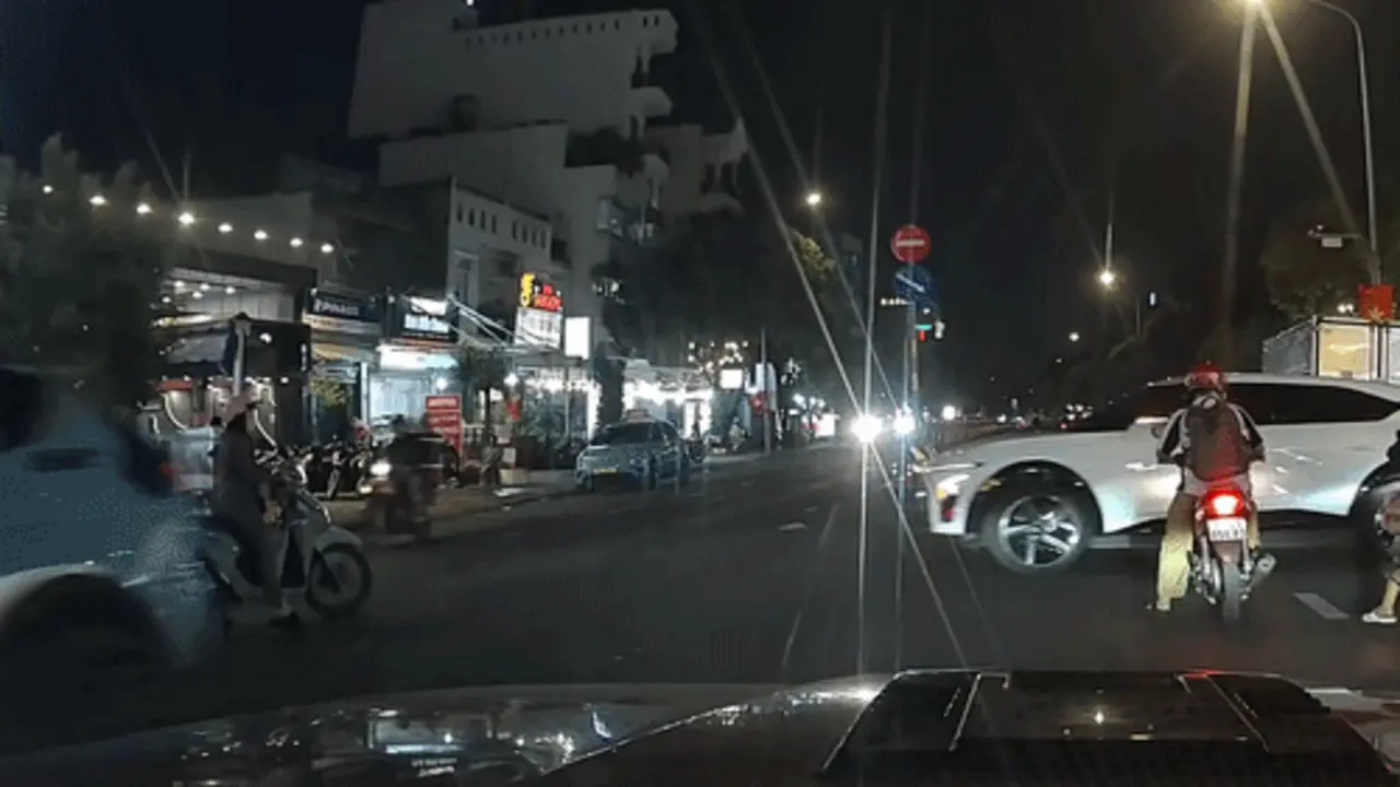 Ôtô húc ngã người đi xe máy ngược chiều