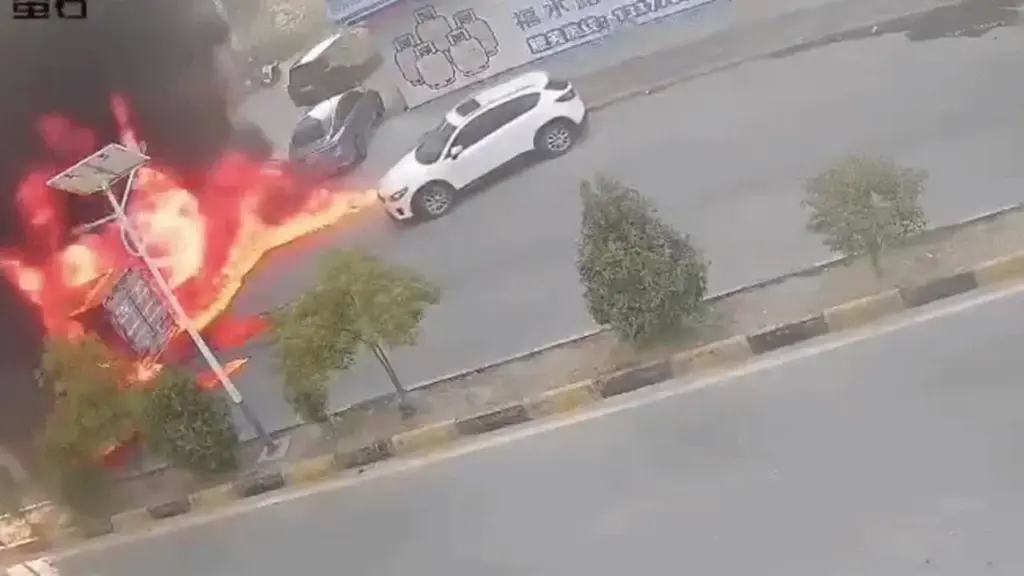 Tài xế phản ứng chậm một cách khó hiểu khi ôtô bị lửa thiêu