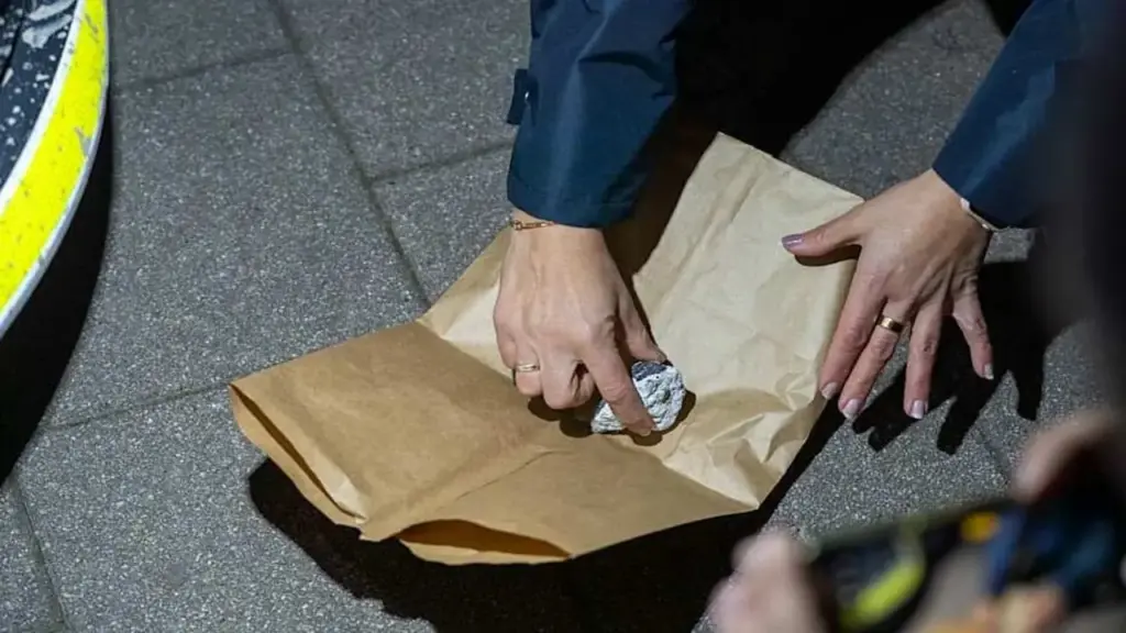 Thiên thạch nghi làm thủng mái nhà dân ở Đức