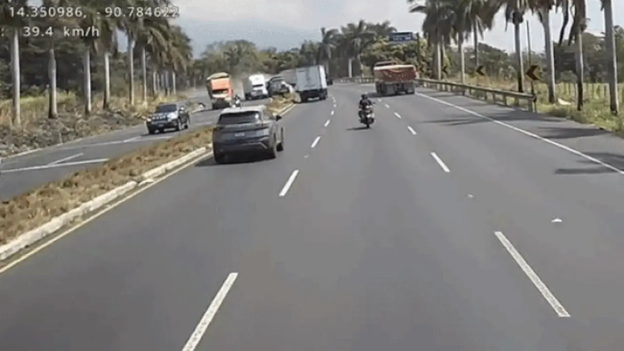 Xe ben lao sang làn ngược chiều, 'nuốt chửng' người đi xe máy