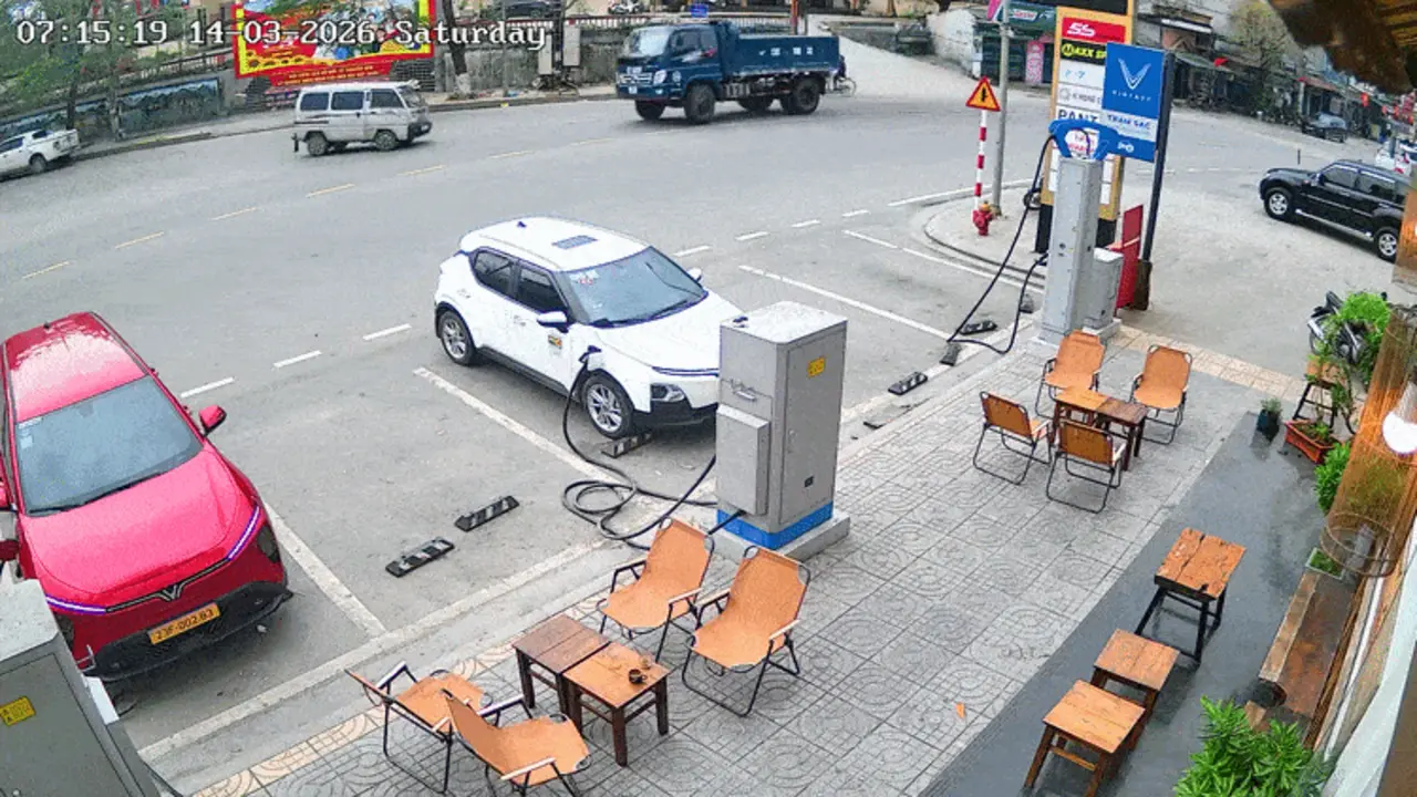 Xe van và xe tải lao vào nhau như trời giáng ở ngã ba